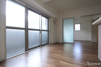 【居間・リビング】 | グランドガーデン | こちらの居間で趣味の時間をお楽しみください