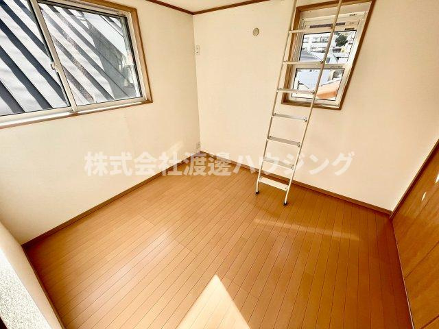 老松町貸家の寝室