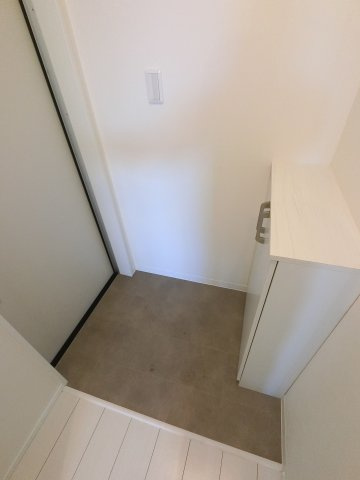 Lyk都町B棟の玄関