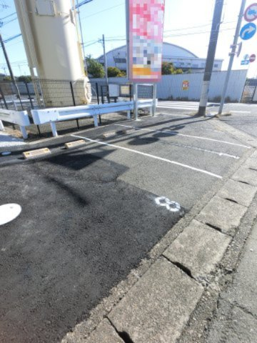 Lyk都町B棟の駐車場