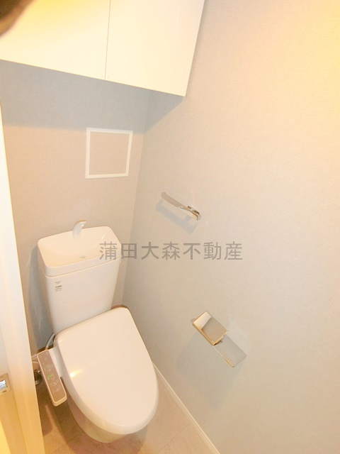クラリティア池上のトイレ|吊戸棚収納と温水洗浄便座付きのトイレ　