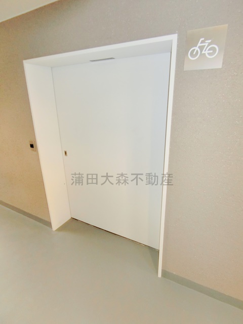 クラリティア池上の居間・リビング|屋内駐輪場