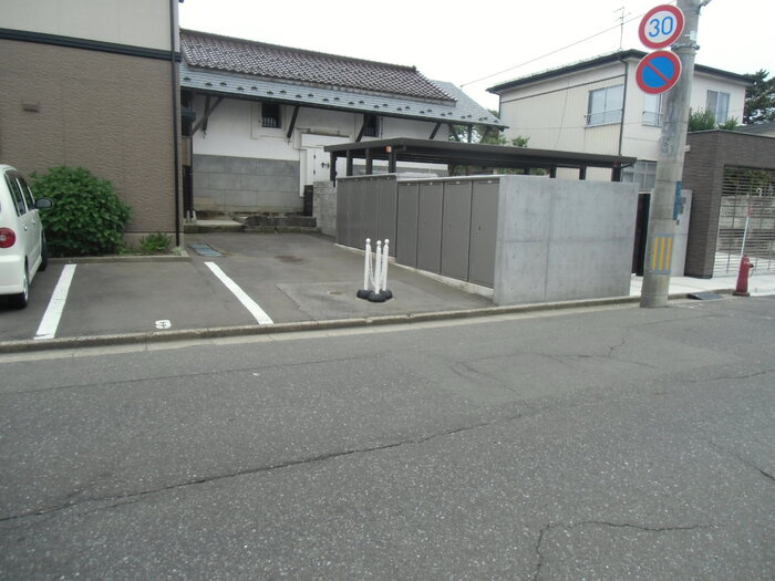 ハイカムール千秋の駐車場|駐車場があります
