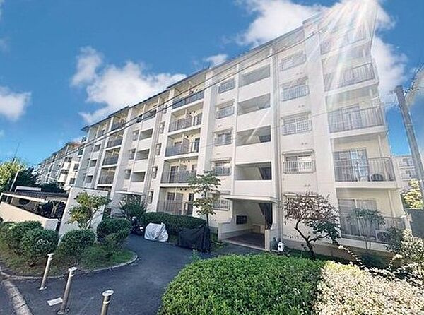 境谷西第２住宅団地　第４号棟の外観