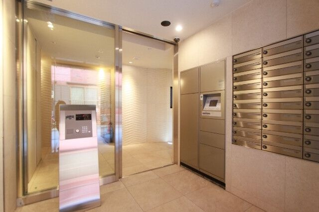 レアライズ日暮里EASTのロビー