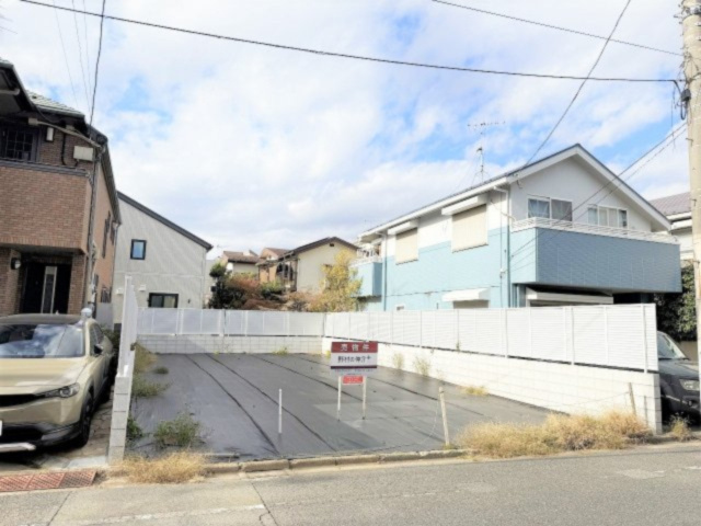 【外観】 | 【仲介手数料８１０万円が無料！！】■学芸大学駅８分■南東８ｍ道路面 | 【お得な諸費用サービスキャンペーン中！！】
詳細は「物件概要」の「諸費用」欄をご確認下さい！
■学芸大学駅８分
■南東側８ｍ道路面
■お好きなハウスメーカーで建築可能
■無料で間取図作成可能