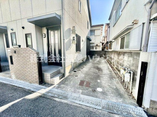 小松南町3丁目貸家の駐車場