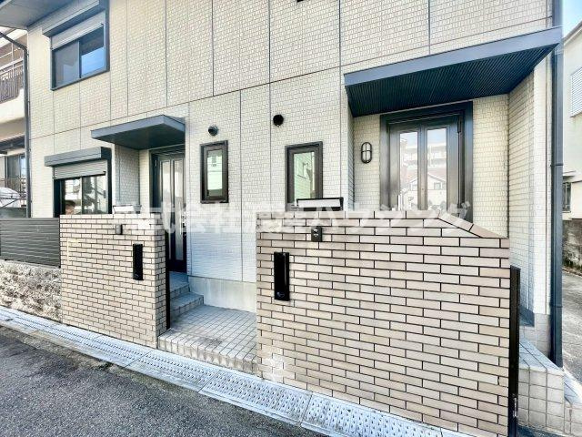 小松南町3丁目貸家の玄関