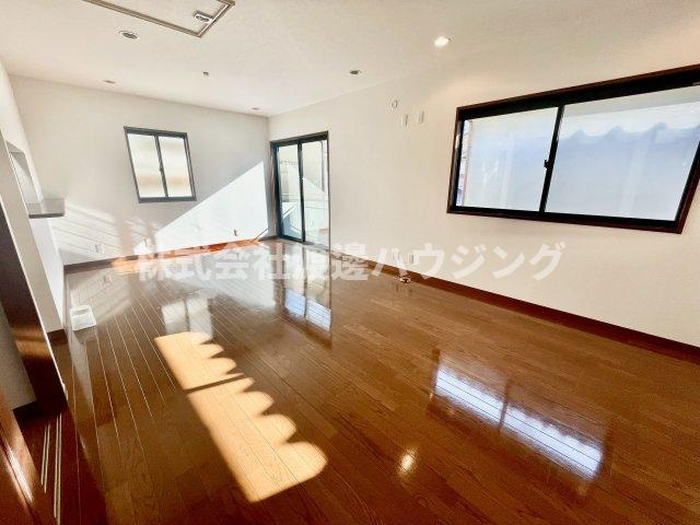 小松南町3丁目貸家の居間・リビング