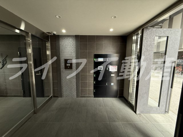 エストゥルースプラスサウス大阪のエントランス|落ち着いたエントランスです