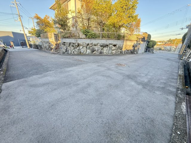 泉佐野市泉ケ丘4丁目　古家付き土地の前面道路含む現地写真