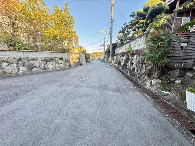 泉佐野市泉ケ丘4丁目　古家付き土地の前面道路含む現地写真