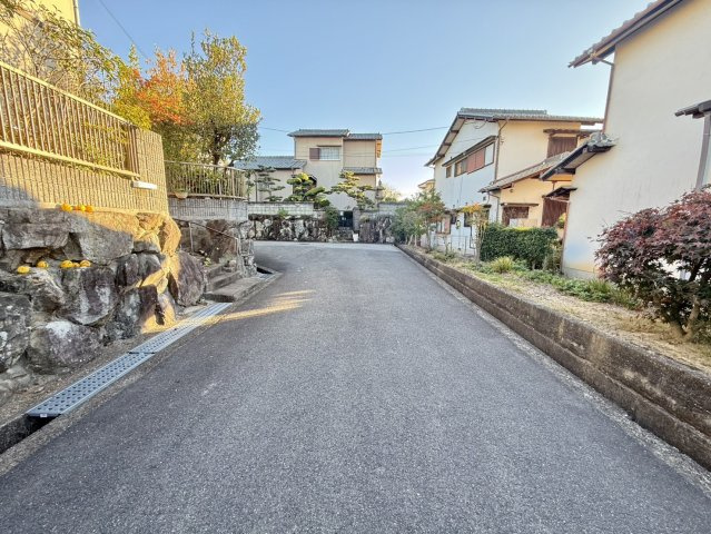 泉佐野市泉ケ丘4丁目　古家付き土地の前面道路含む現地写真