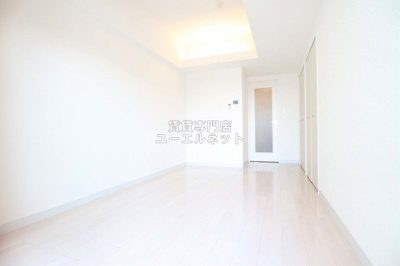 【寝室】 | オリエンタル江坂 | 明るく開放感のある居室で、自分だけのくつろぎ空間を。