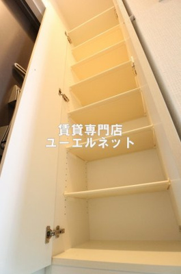 【設備】 | オリエンタル江坂 | 収納力たっぷりのシューズボックスで玄関すっきり！