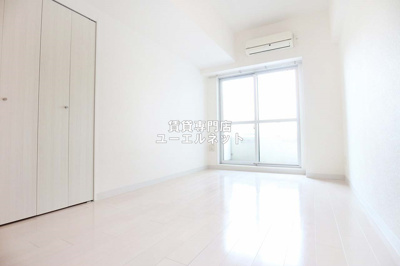 【居間・リビング】 | オリエンタル江坂 | ゆったりとくつろげる、落ち着きのある居室空間です