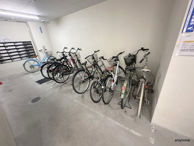 ソレアードトレスなんばＷＥＳＴ　仲介手数料無料の駐車場