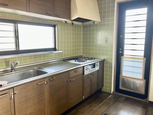 【キッチン】 | つくば市松栄　中古戸建 | ワイドなキッチンスペースなので、2品、3品同時に作れちゃいますね( *´艸｀)