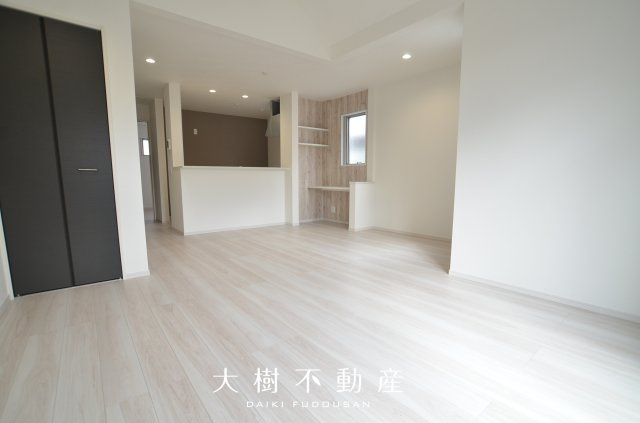 【居間・リビング】 | 海老名市国分南2丁目  新築戸建て　全3棟【仲介手数料無料】 | 宅地建物取引士による不動産のご説明・現地のご案内、住宅金融普及協会住宅ローンアドバイザーが住宅ローンのアドバイスから融資実行までのお手伝いをしっかりサポートします♪