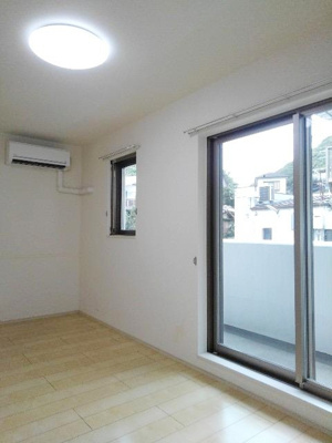 【居間・リビング】 | ウォータールー | 8.1帖の広々リビング♪防犯シャッターあり