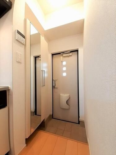 レフィナードソメイＢ棟の玄関