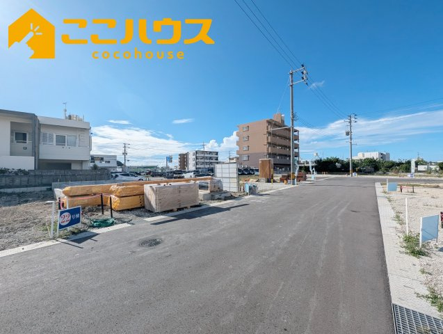 豊見城市渡橋名浜原　新築戸建て　全39区画　22号棟の前面道路含む現地写真
