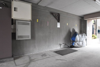 【駐車場】 | バイク置き場。空き区画の有無や駐輪料金、サイズおよび排気量規定などについては、改めてお問い合わせください。～即日のご見学可能～　お問合せはお気軽にどうぞ。
