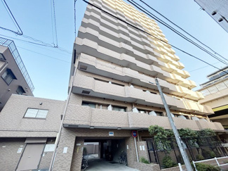 【外観】 | 手入れの行き届いた外壁やエントランスなど、「見ればわかる」レベルで清潔感を保ったマンションです。築年数を感じさせない姿で皆様をお出迎えします。～即日のご見学可能～　お問合せはお気軽にどうぞ。
