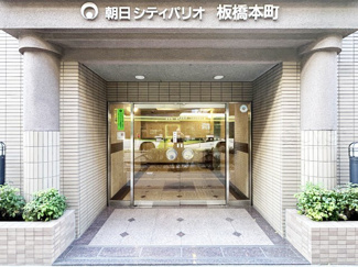 【エントランス】 | オートロックを備えた、マンションのエントランス。やはりセキュリティの観点は欠かすことができません。皆様を“安全”に送り出し、出迎えてくれます。～即日のご見学可能～　お問合せはお気軽にどうぞ。
