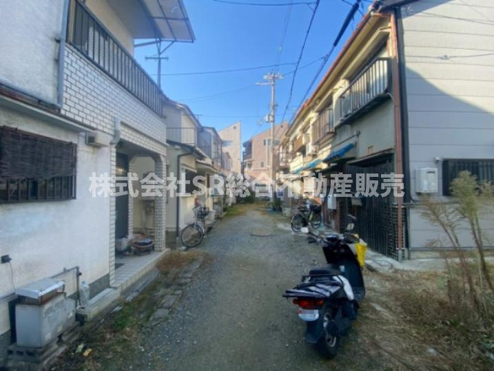 花園西町1丁目中古テラスハウスの前面道路含む現地写真|物件価格が大変お求めやすくなっており、現金購入がオススメです♪
