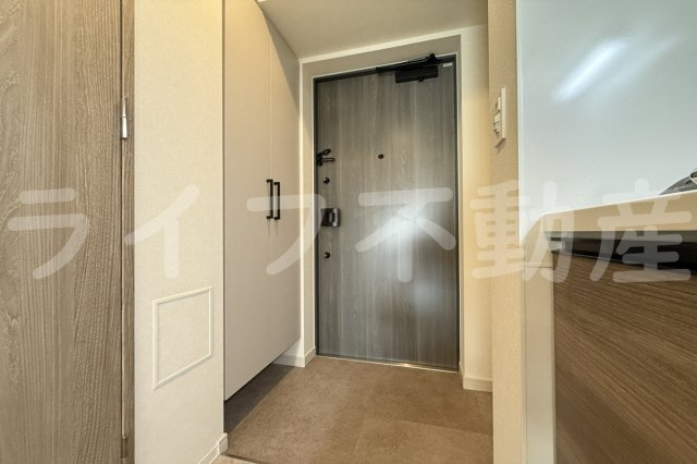 ファーストフィオーレ長田グランディールの玄関|収納もある玄関です