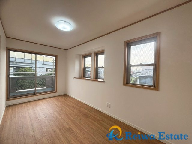 中古戸建　茅ヶ崎市西久保の洋室|明るい採光が入る主寝室。2面採光で風通しのいい空間です♪