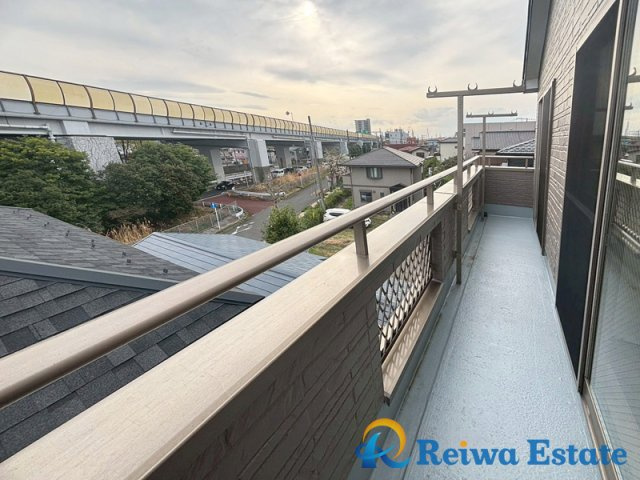 中古戸建　茅ヶ崎市西久保のバルコニー|2部屋から行き来できるつづきバルコニー。