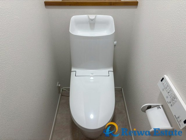 中古戸建　茅ヶ崎市西久保のトイレ|壁掛けタイプの温水洗浄便座付きです◎