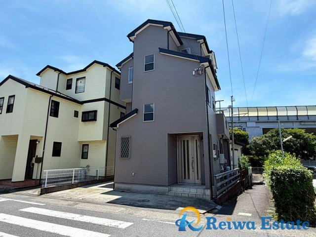 中古戸建　茅ヶ崎市西久保の外観|小学校まで約350ｍ、中学校まで約550ｍとお子様の通学も安心♪