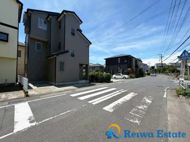 中古戸建　茅ヶ崎市西久保の前面道路含む現地写真|スーパー・小学校・病院が徒歩圏内に揃う安心の住環境で子育て世帯にオススメです☆彡
