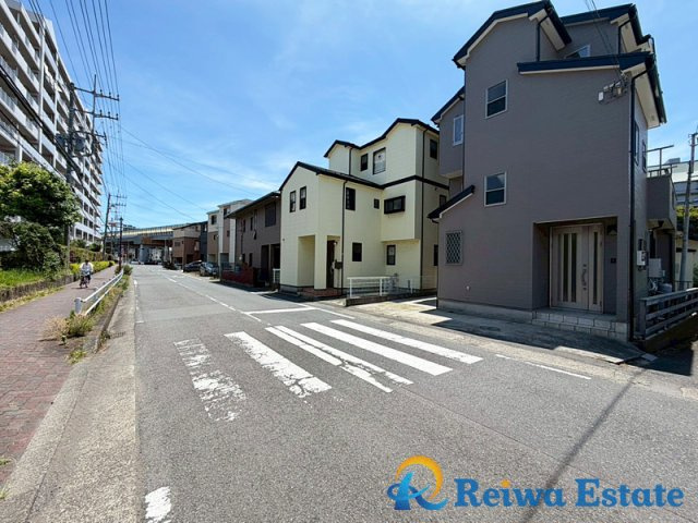 中古戸建　茅ヶ崎市西久保の前面道路含む現地写真|前面道路約9.5ｍで車でのアプローチ良好◎