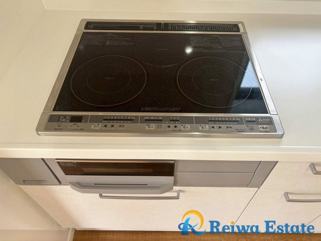 中古戸建　茅ヶ崎市西久保の設備|IHクッキングヒーターは火を使わないため火災リスクが低く、お掃除がしやすく、毎日の家事を時短で快適にしてくれます。