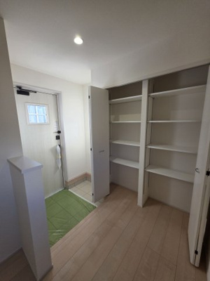 【玄関】 | リーブルガーデン．S　寄居露梨子　 | ５号棟現地玄関（2025年11月28日）撮影