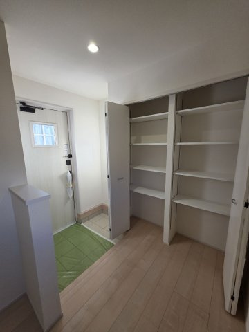 【玄関】 | リーブルガーデン．S　寄居露梨子　 | ５号棟現地玄関（2025年11月28日）撮影