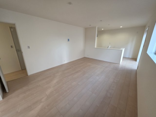 【居間・リビング】 | リーブルガーデン．S　寄居露梨子　 | ５号棟現地リビング（2025年11月28日）撮影