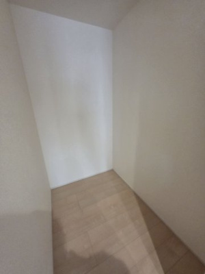 【収納】 | リーブルガーデン．S　寄居露梨子　 | ５号棟現地キッチン脇パントリー（2025年11月28日）撮影