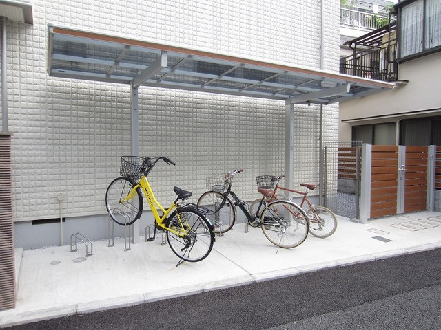メゾネット・オリーブのその他共用部分|屋根付き駐輪場