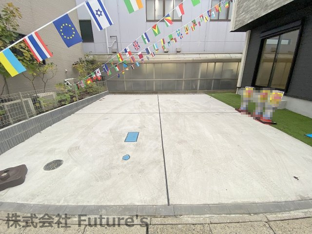 流山市西平井　新築戸建　全1棟の駐車場|2台分の並列駐車で、毎日の送り迎えもスムーズに