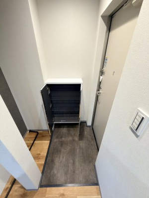 【玄関】 | T-azul岸根公園 | シューズボックス付 玄関※工事中写真（2025年12月1日撮影）