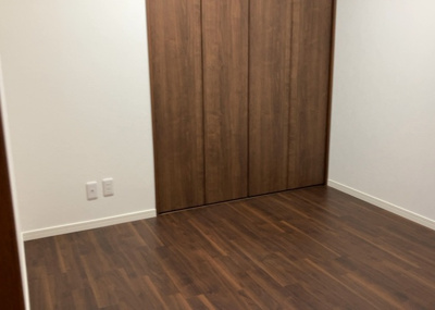 【洋室】 | ボヌールガーデン相模大野 | 洋室のメリットは重い家具が置きやすく、身の回りが整理しやすいことです。 床がフローリングのため畳とは異なり凹みにくいです。 クローゼットなど収納が豊富で、普段使わない旅行カバンや服の整頓も簡単にです。