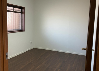 【その他】 | ボヌールガーデン相模大野 | 寝室でゆっくりと過ごすためにはベッド周りの適度な空間を担保することや窓の位置、照明の明るさ、寝室の広さなどを考える必要があります。自身や家族の構成とライフスタイルに併せて寝室にする部屋を選びましょう！