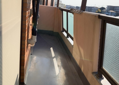 【バルコニー】 | ボヌールガーデン相模大野 | バルコニーは、室外の専用スペースのうち、「屋根がなく開放された空間」であるものを指します。ベランダより広いタイプのものが多く、日当たりもよいため家庭菜園などを楽しみたい人にとって適した環境となります。