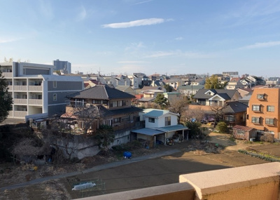 【展望】 | ボヌールガーデン相模大野 | 眺望の良さを楽しめるダイニングキッチンで家族団らんの時間を過ごしてはいかがでしょうか。バルコニーから見える景色を家族で眺める時間は、時間が経つのを忘れてしまいそうですね。是非、現地を見に行きましょう！