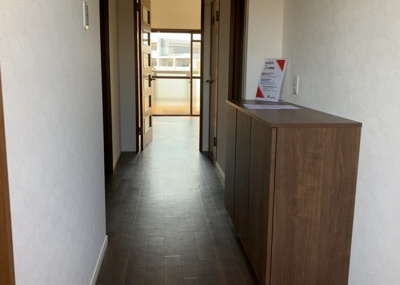 【その他共用部分】 | ボヌールガーデン相模大野 | 玄関は家の顔でもあり、家族以外の目にも止まる場所です。玄関は外との間を仕切る扉、靴などをしまっておく収納スペース、靴脱ぎのたたきスペース、来客とのやり取りをするドアホンなど複数のアイテムからなります。